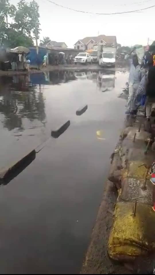 Kinshasa : des artères principales impraticables et inondées après une pluie diluvienne